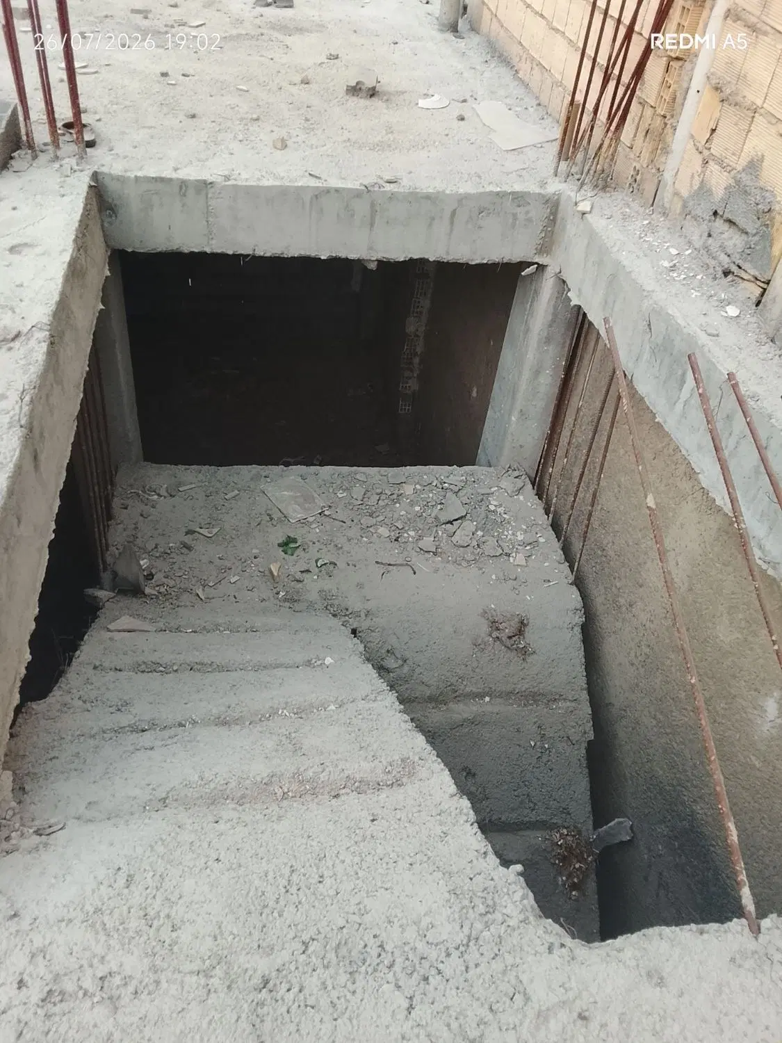 زمین نیمه کاره