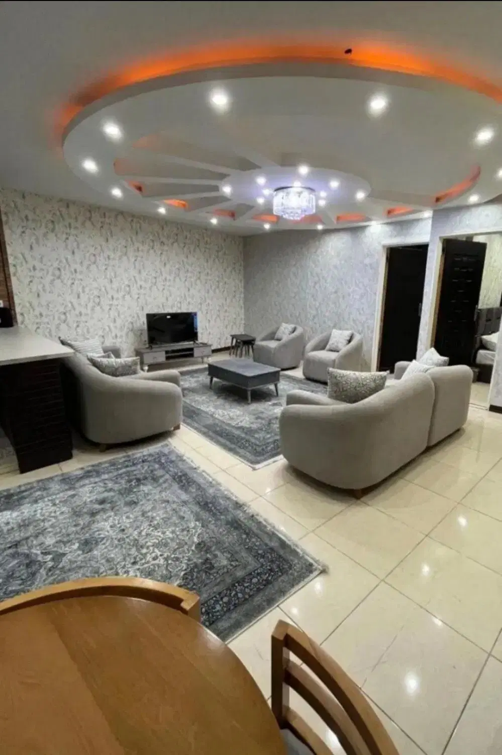 مرکز رشت.پارکینگدار ، بسیار تمیز