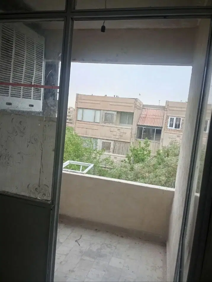 اطاق تقریبی ۱۵ متری حال ۲۰ متری تراس ۸ متری