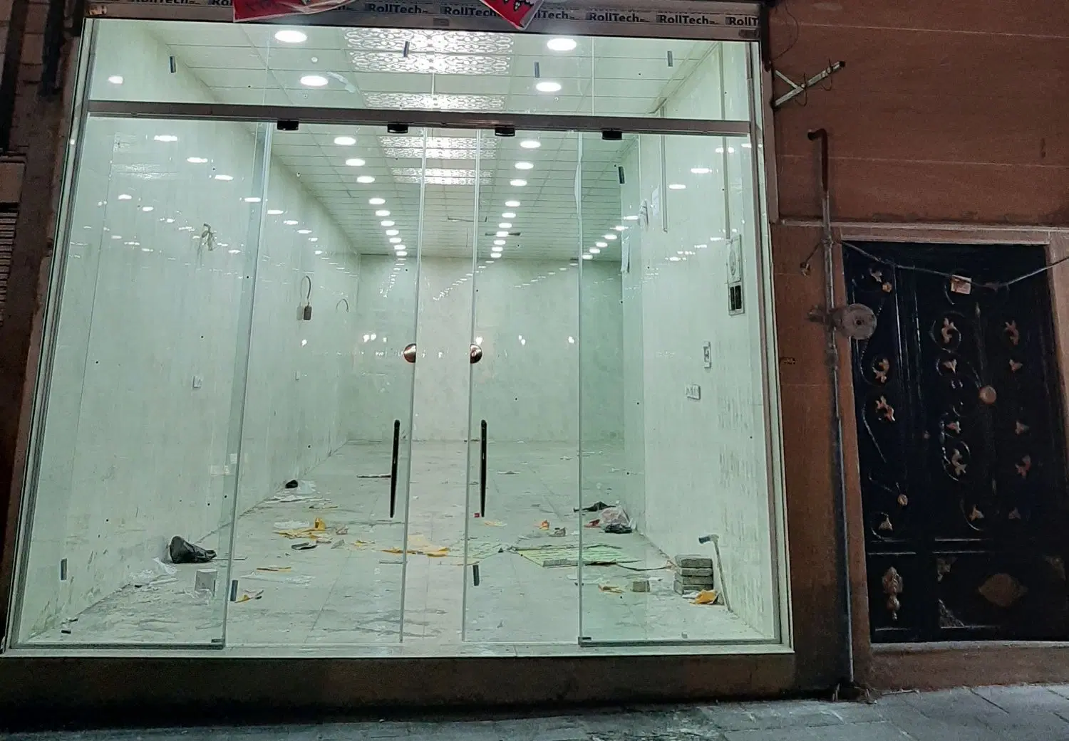 مغازه ۴۲ متری با ساختمان دو طبقه