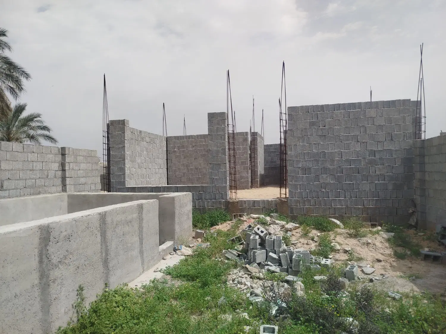 فروش نیمه کاره زیر سقف انتهای خیابان آزادی