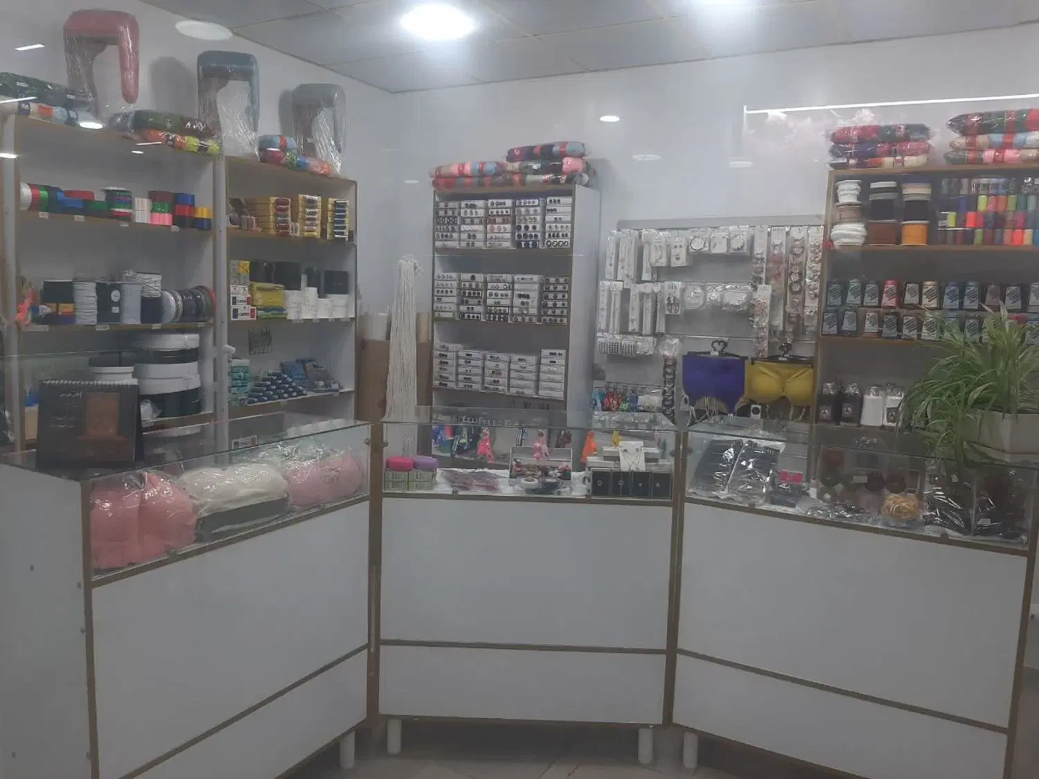 ۱۷ متر مغازه نقاشی شده تمیز داخل پاساژ