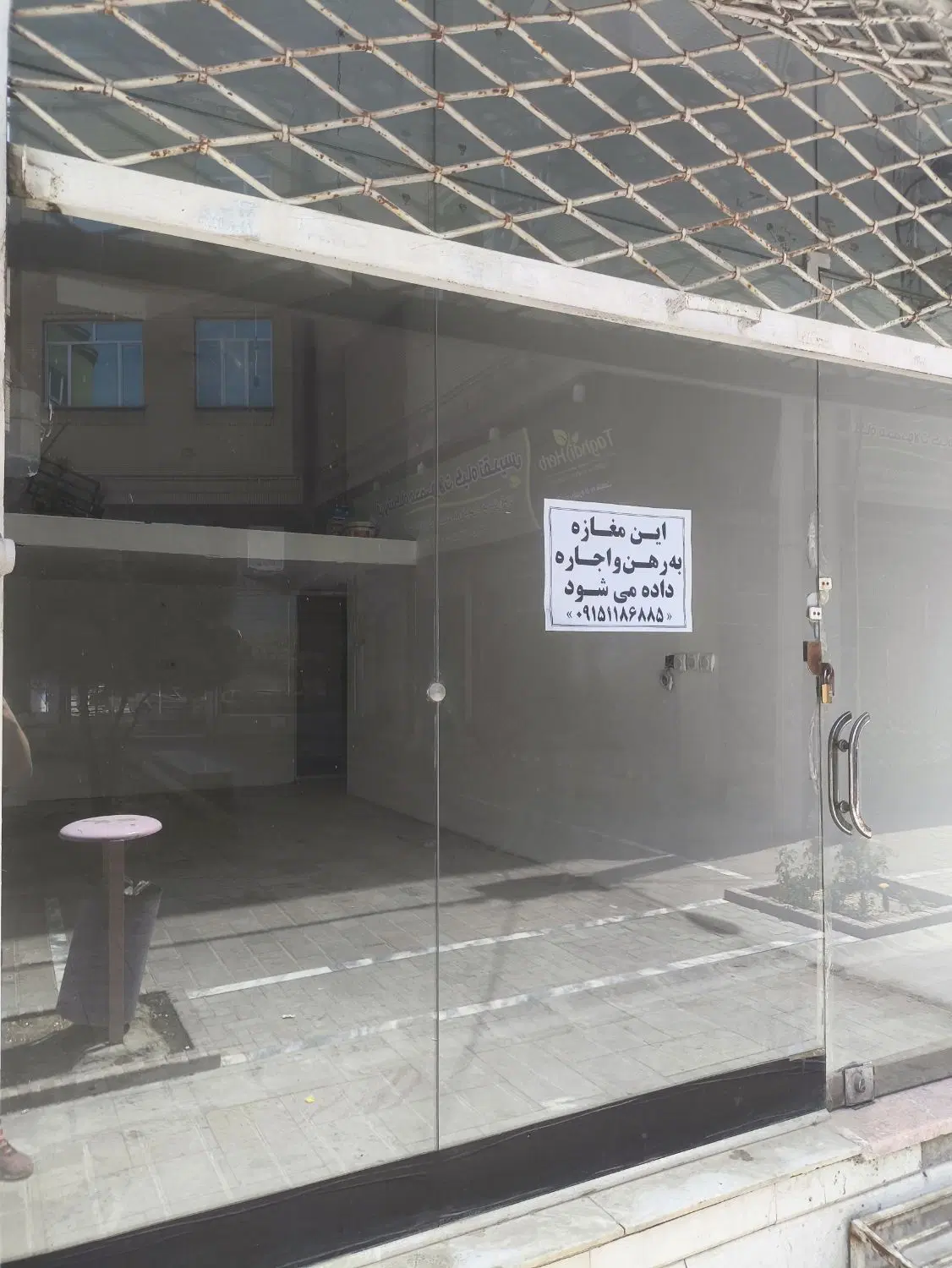 صد متر مغازه با زیر زمین حجاب