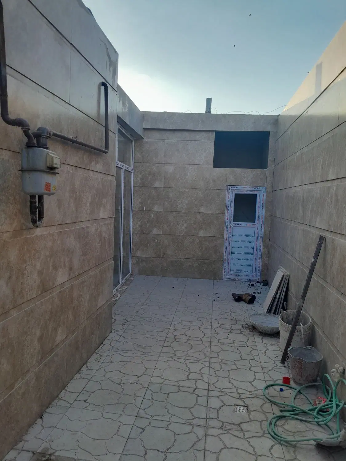 حیاط در باغمعروف