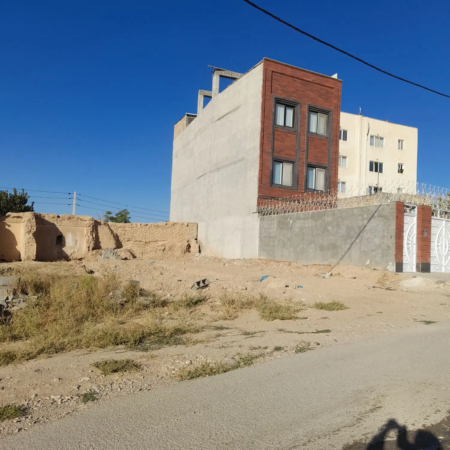 ۱۴۲ متر زمین درعرض ۷_۲۰ وطول ۲۰ متر.شمالی