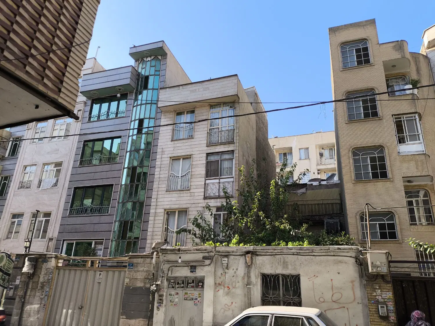 ویلایی دو طبقه ، دو نبش ، چهار اتاق ، قابل سکونت