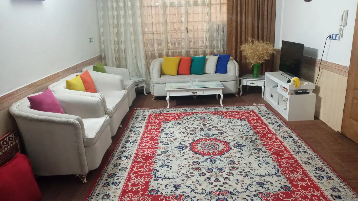 آپارتمان حاشیه وحید تمیز شیک