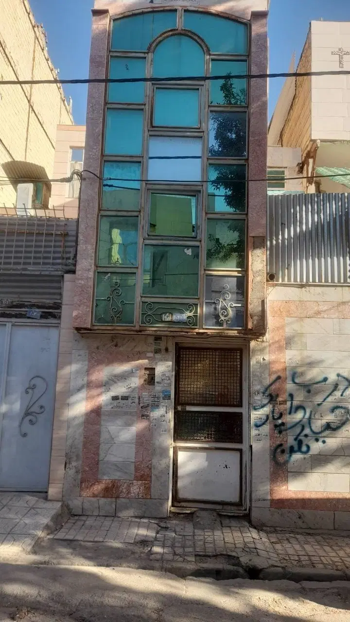 آپارتمان ۲ طبقه با حیاط