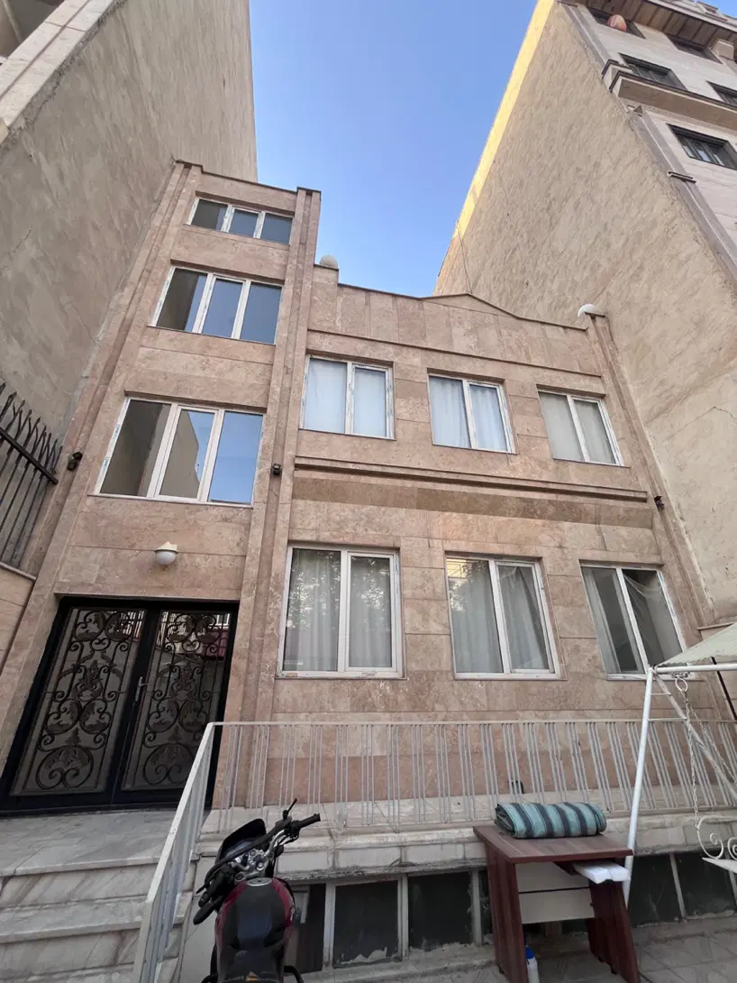 خانه دربستی ۲_۵ طبقه(بسیار تمیز)