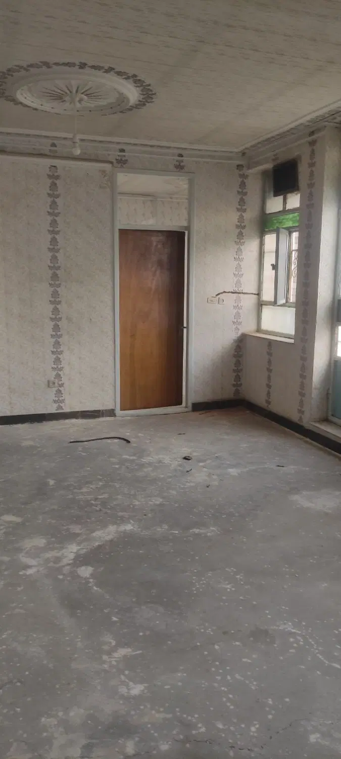 یک باب مغازه در خیابان سیمتری حاشیه