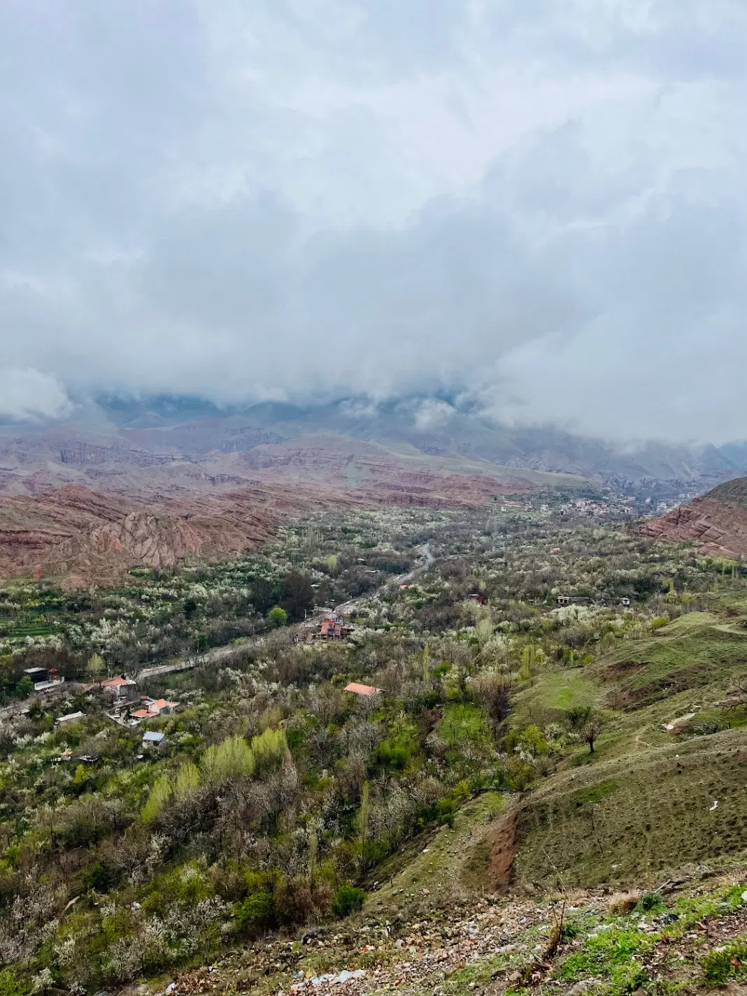 زمین دور دیوار منطقه ویلایی غار