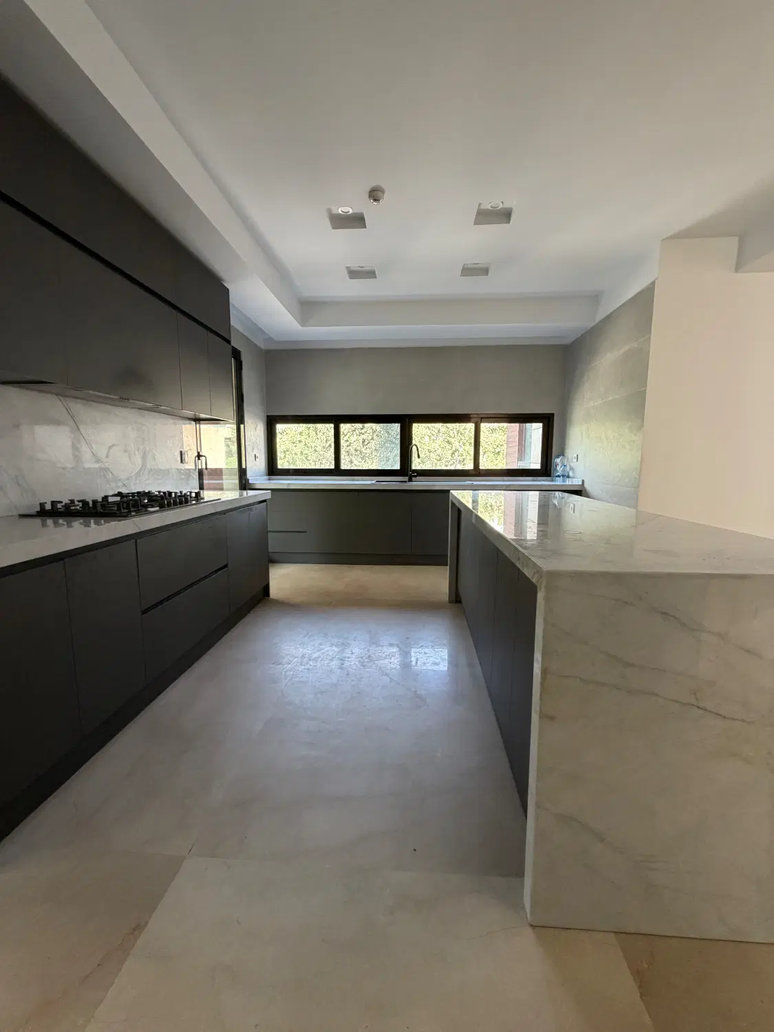فرشته اجاره ۴۲۰متری همراه ۴تراس کاربردی