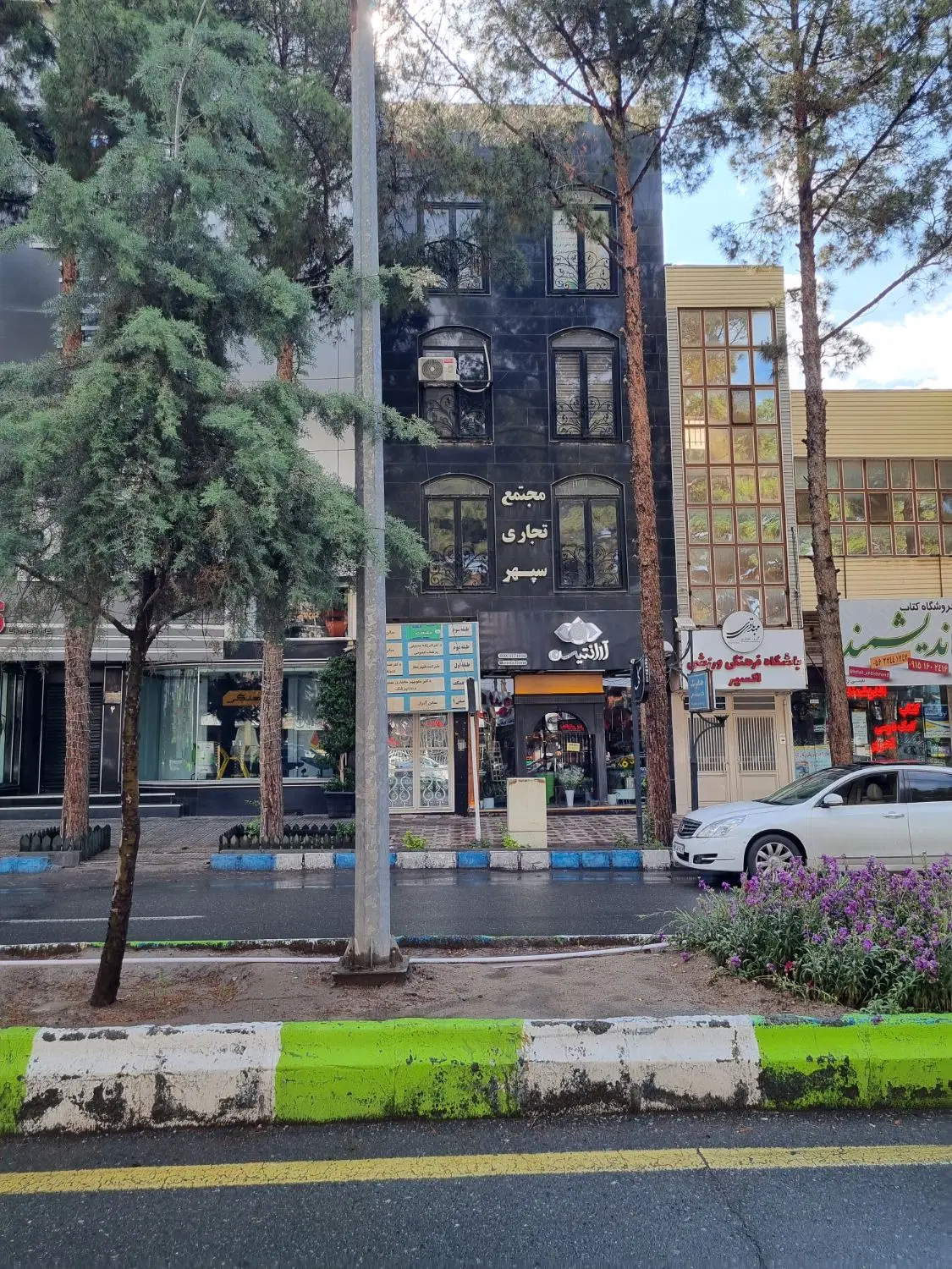 مغازه تجاری حاشیه خیابان معلم