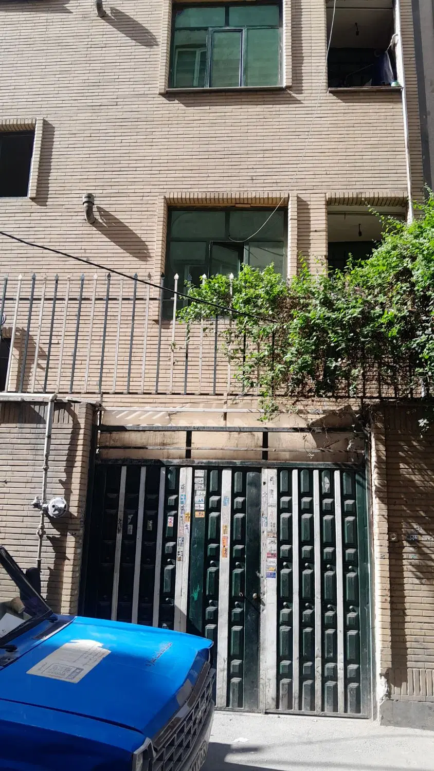 زمین ۱۰۰ متری خیابان حافظ