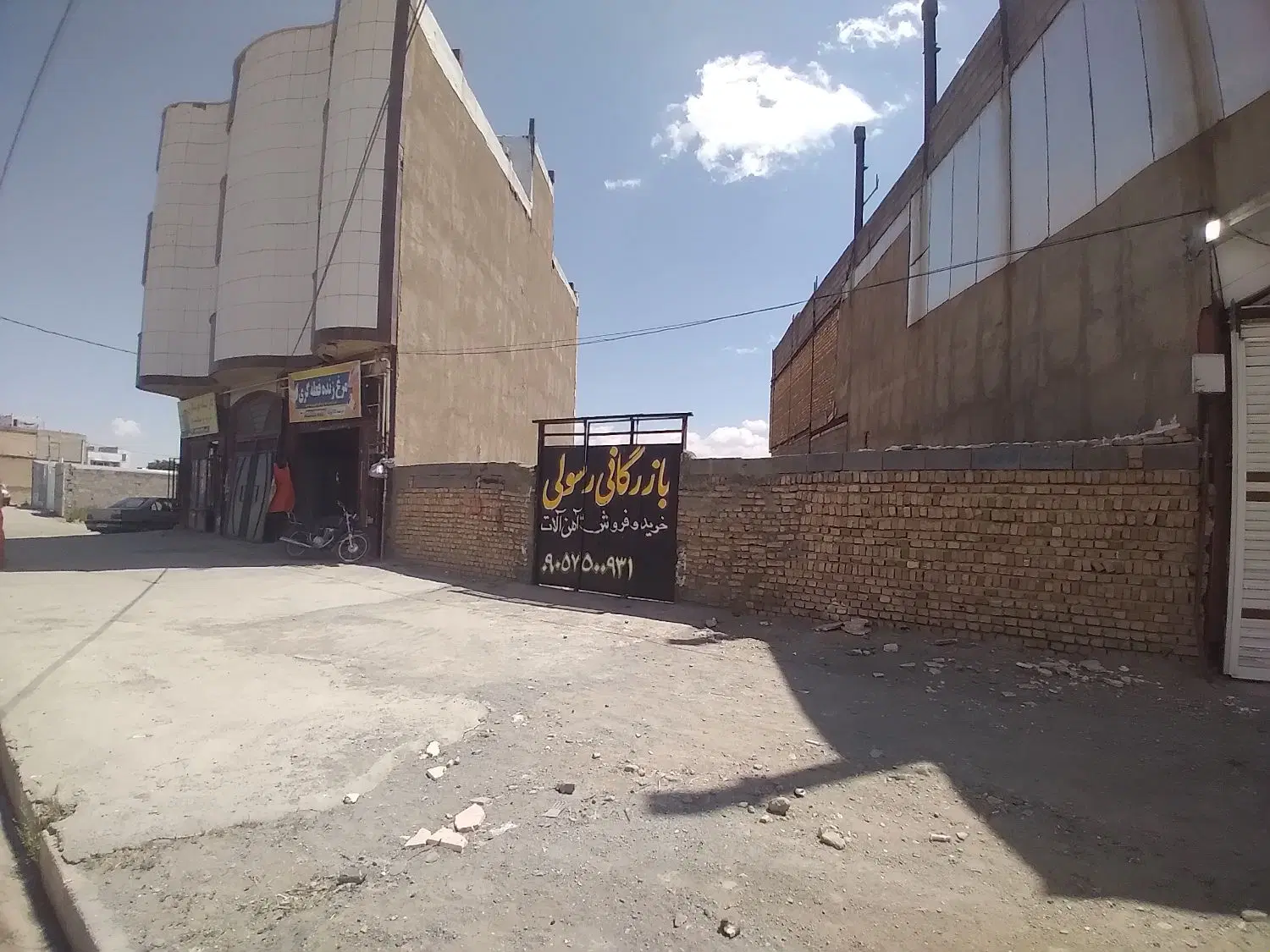 زمین خالی محصور دوطرف خیابان برای اجاره