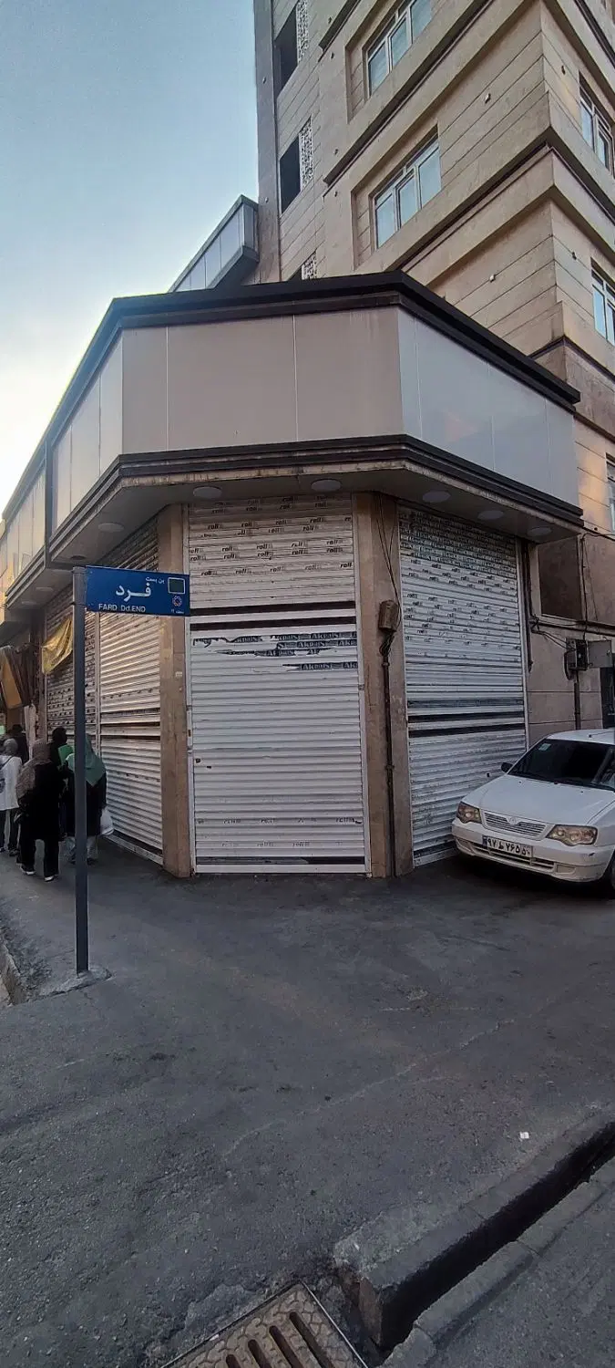 یک عدد پاساژ متراژ زمین ۳۳۰ متر دارای ۸ عدد مغازه