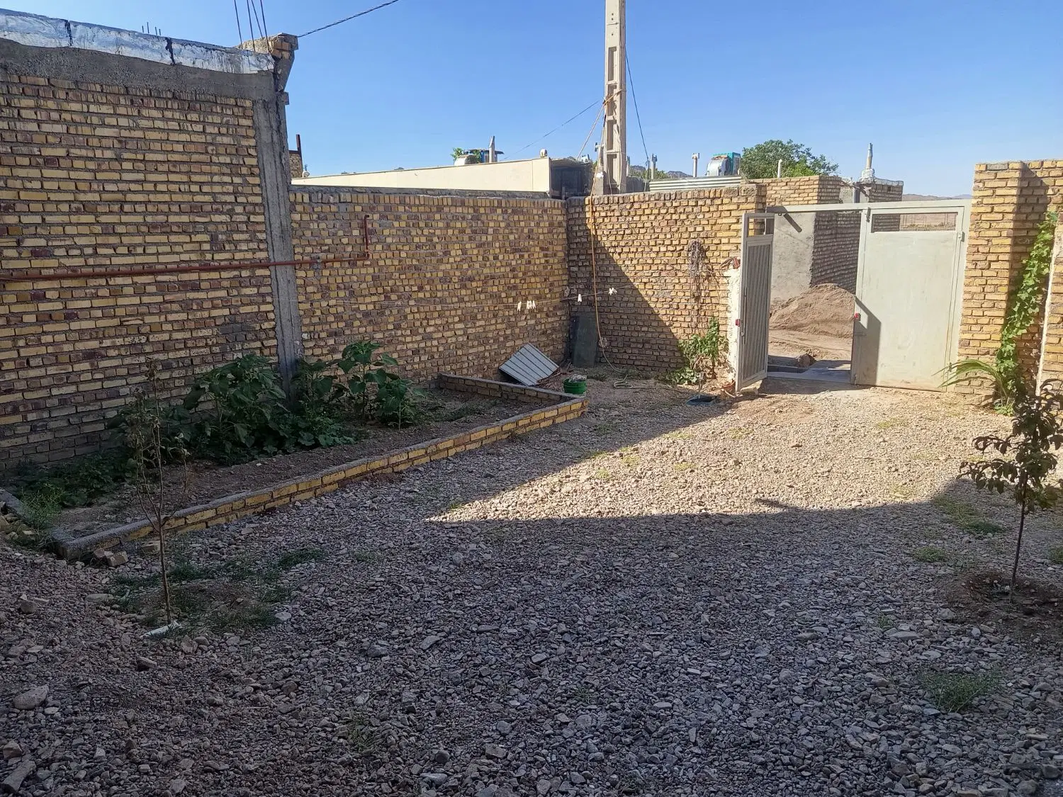 خانه دوطبقه با بنای مهندسی