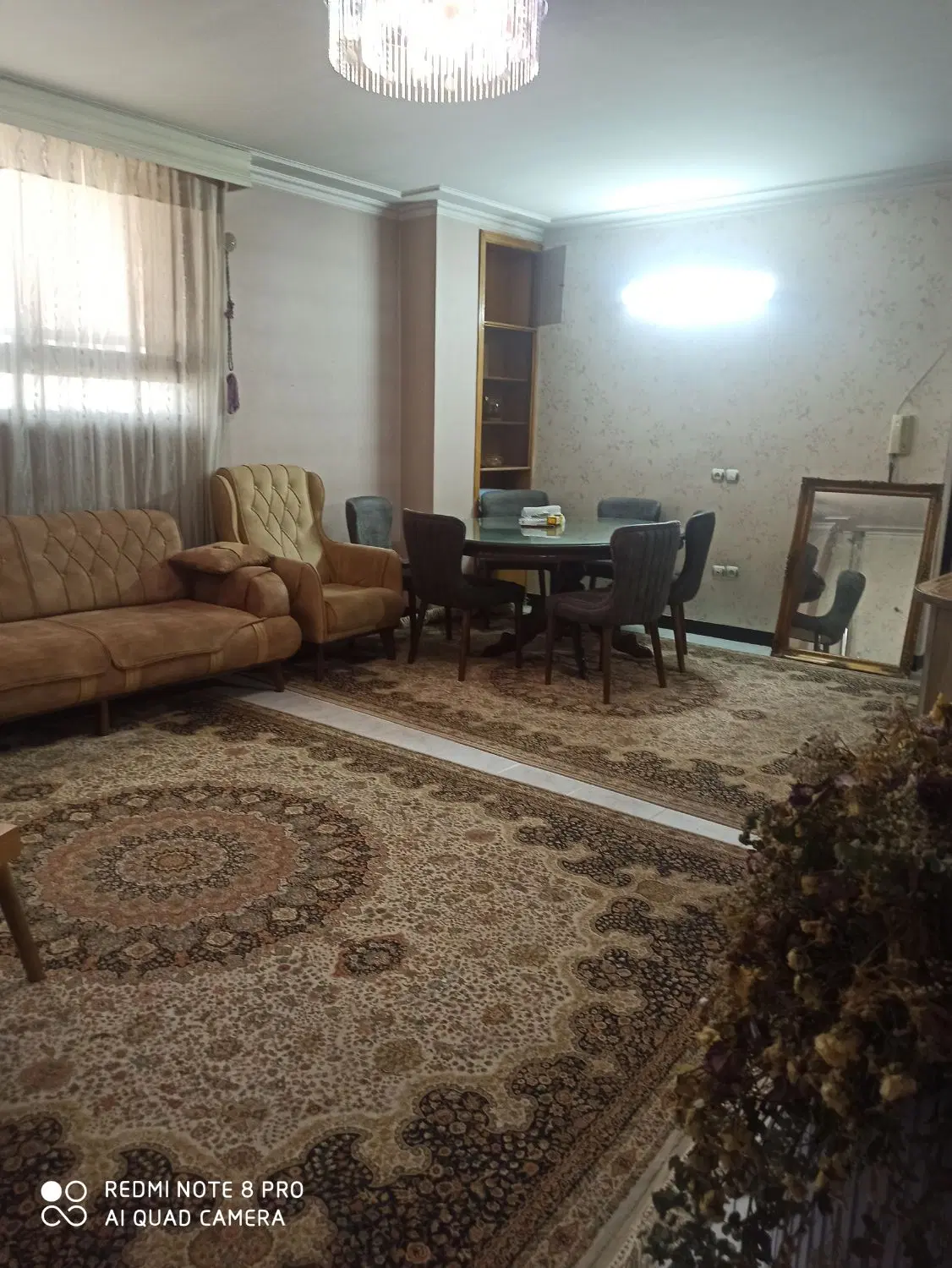 ۷۶ متری _ در خیابان محتشم کاشانی* دقیقی