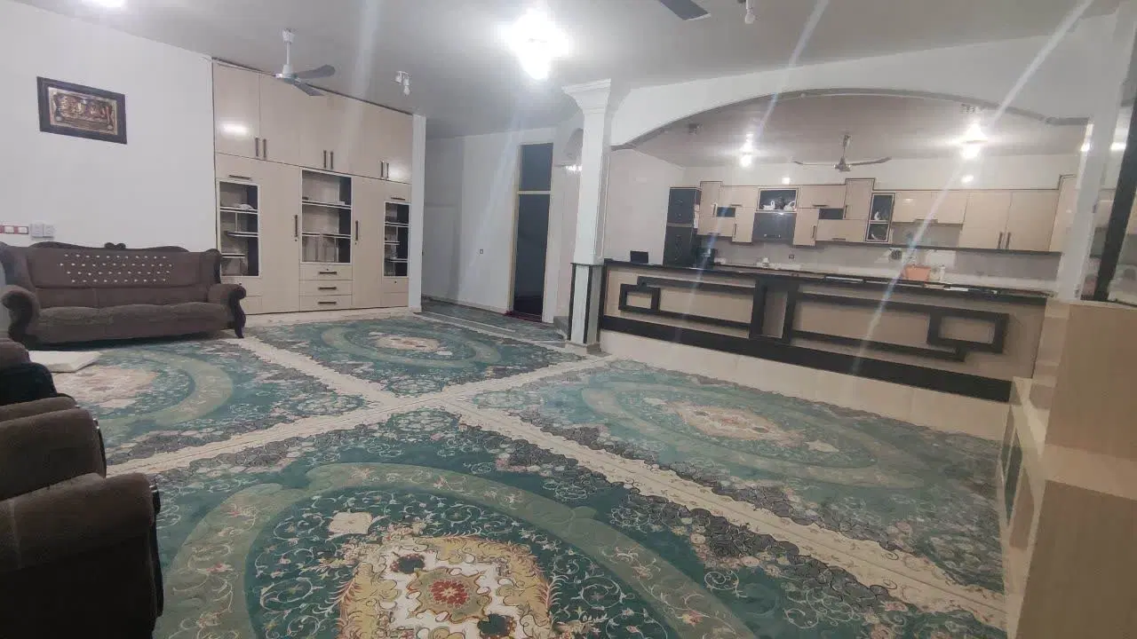 خانه دو طبقه بزرگ