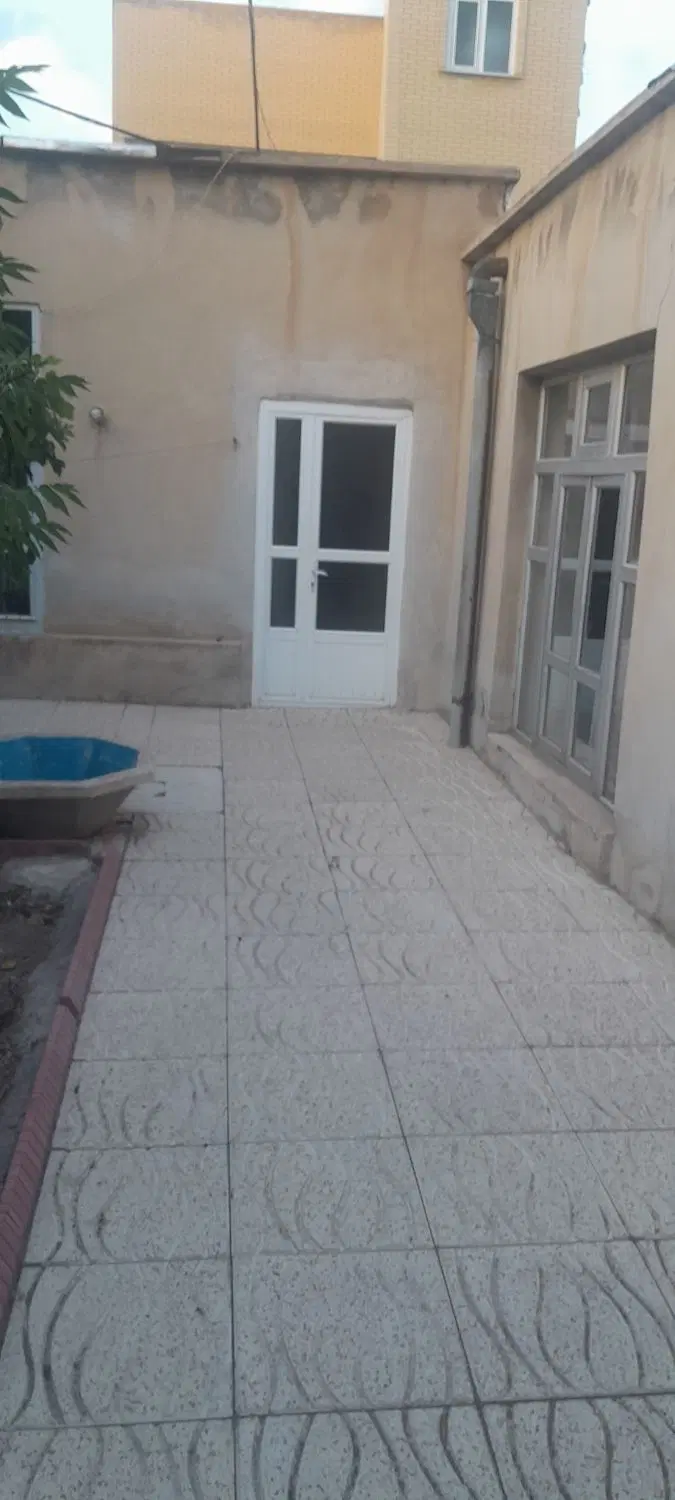 حیاط ۱۸۰متر جنوبی حجتی عموزین الدین