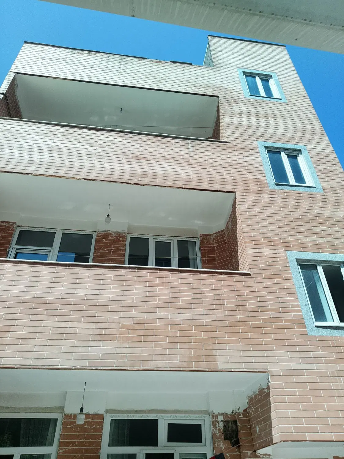 حیاط سه طبقه