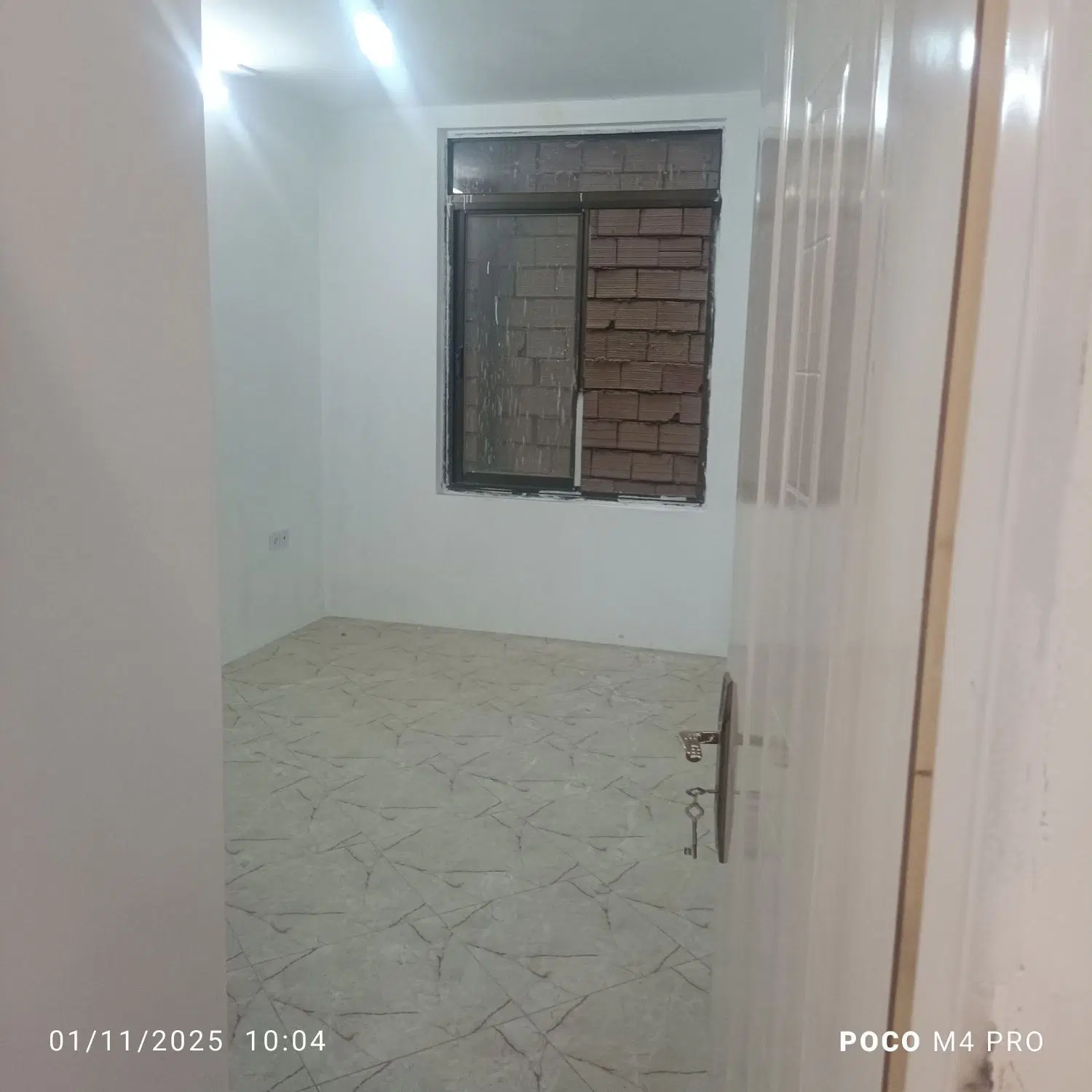 آپارتمان دو خوابه ۷۵ متری حاشیه خیابان خاکستری