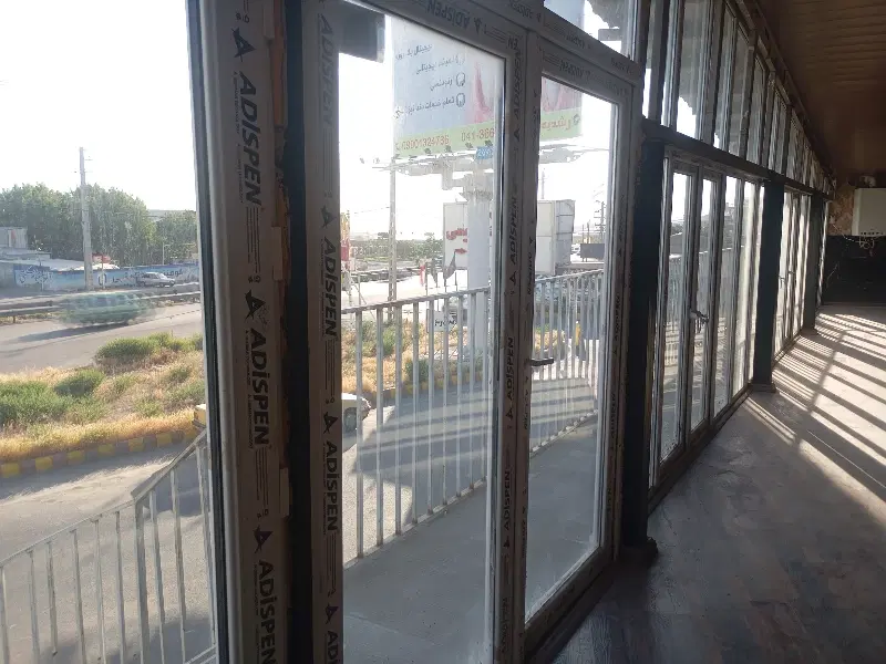 مغازه بر جاده با دهنه 17 متر غرق در نور جنوبی