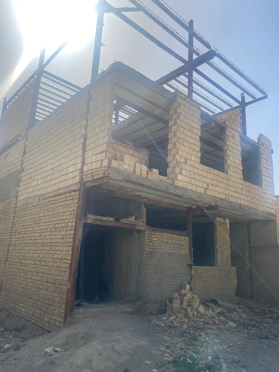 ساختمان نمیکاره