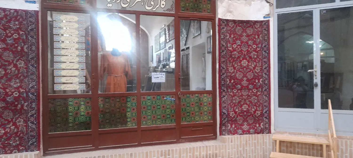 حجره واقع در بالا بازار تیمچه صباغ با انبار داخلش