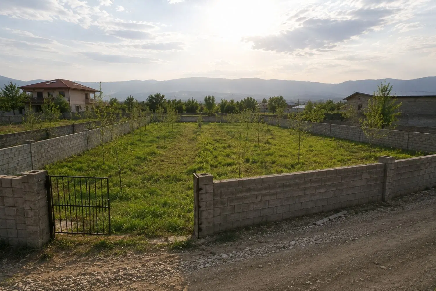 ۴۰۰ متر زمین در سروک مناسب ساخت و سرمایه‌گذاری