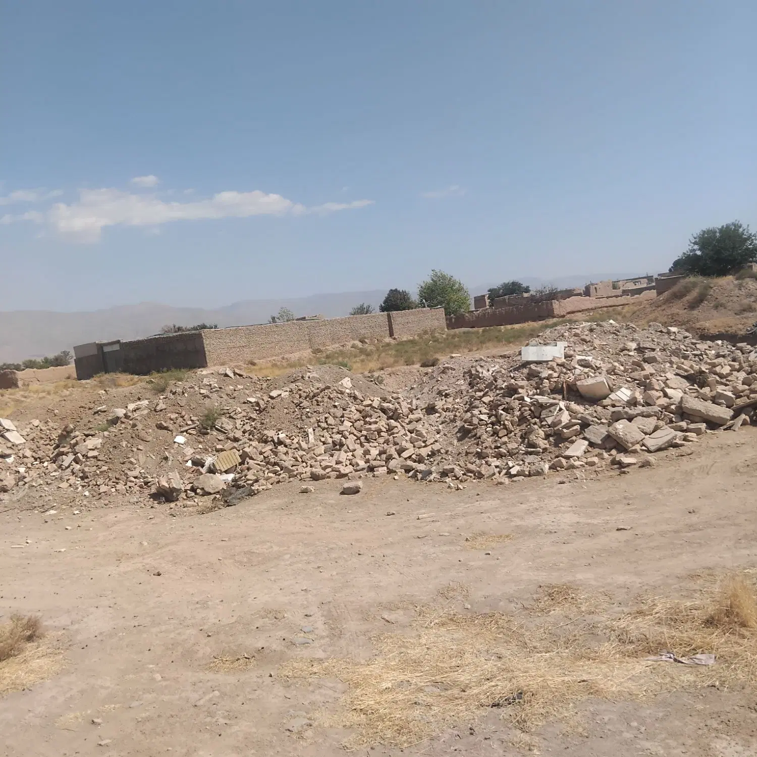 زمین با مساحت ۲۰۰ متر
