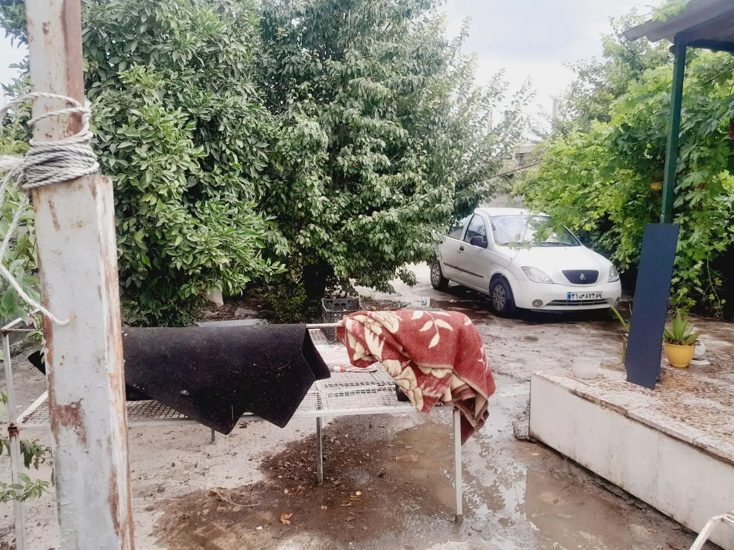 منزل مسکونی  همراه با زمین