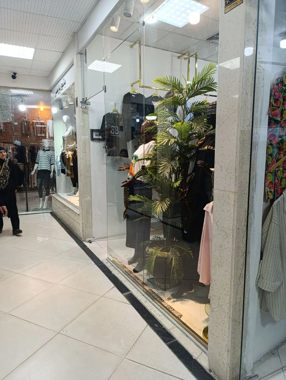 فروش یک باب مغازه تجاری با موقعیت فوق العاده