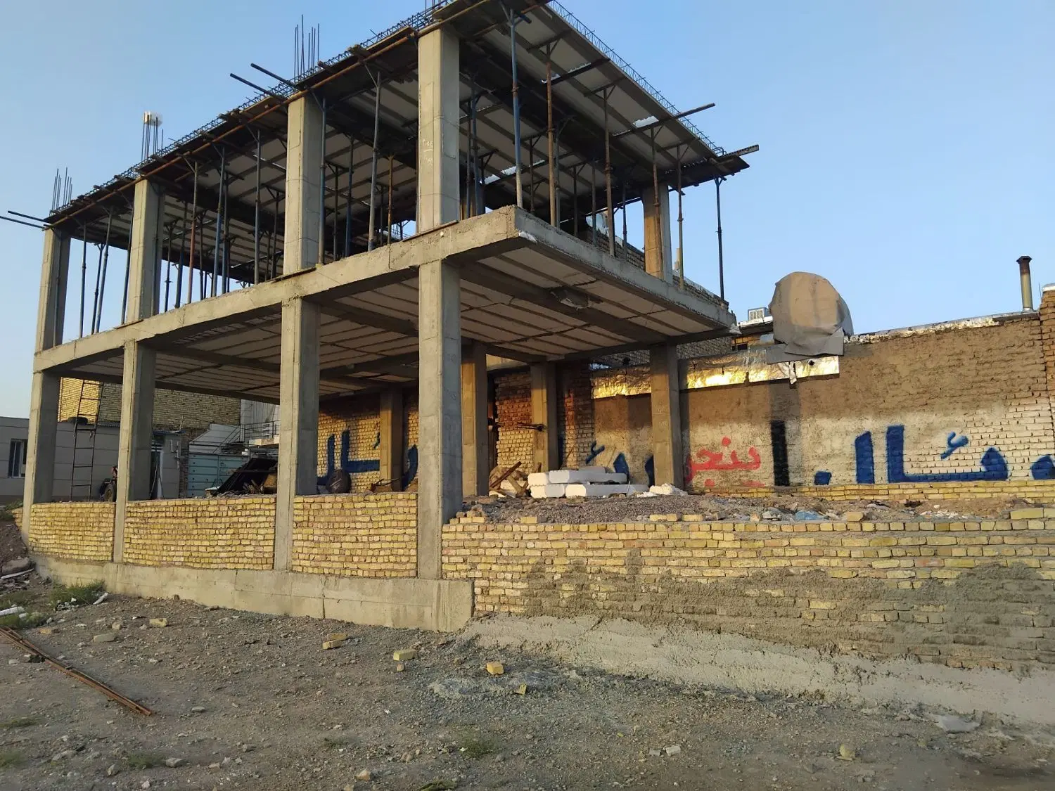 ساختمان نیمه کاره دو طبقه