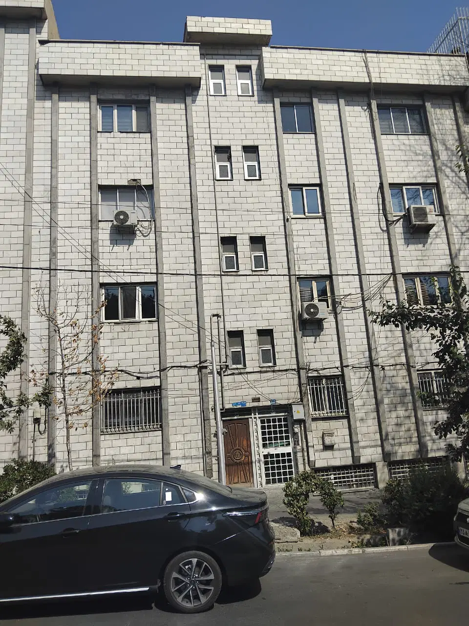 زمین با ۱۰۰۰متر بنا