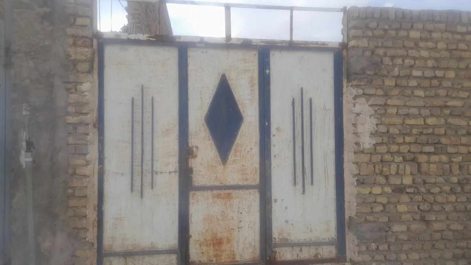زمین دور دیوار ملکی خواج ریبع