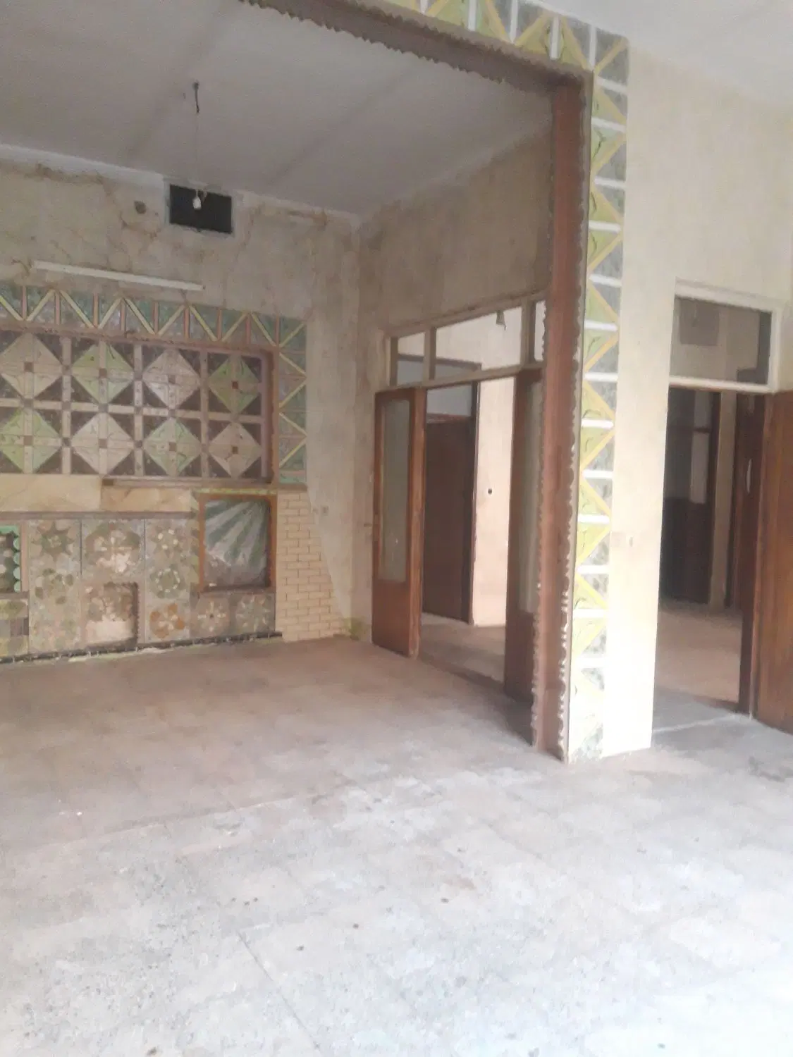 ۳۰۰مترمنزل دربست قدیمی آهنی ، چند قـدمی خ کاشانی