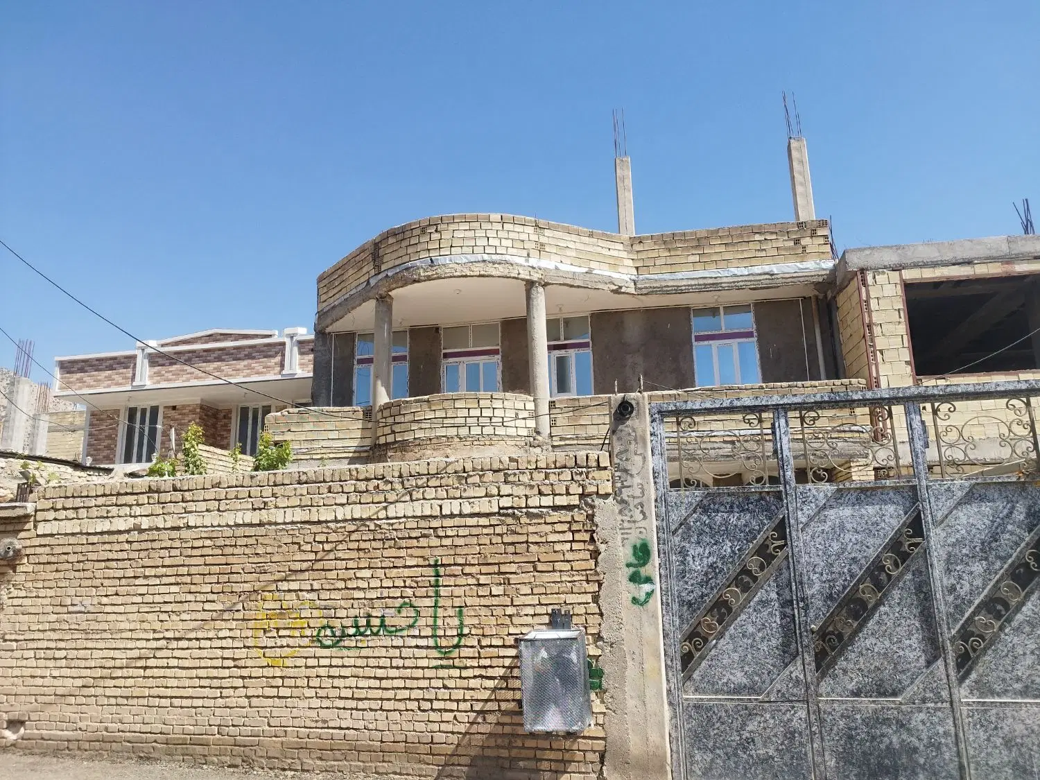 ساختمان دو طبقه در شهرک سادات