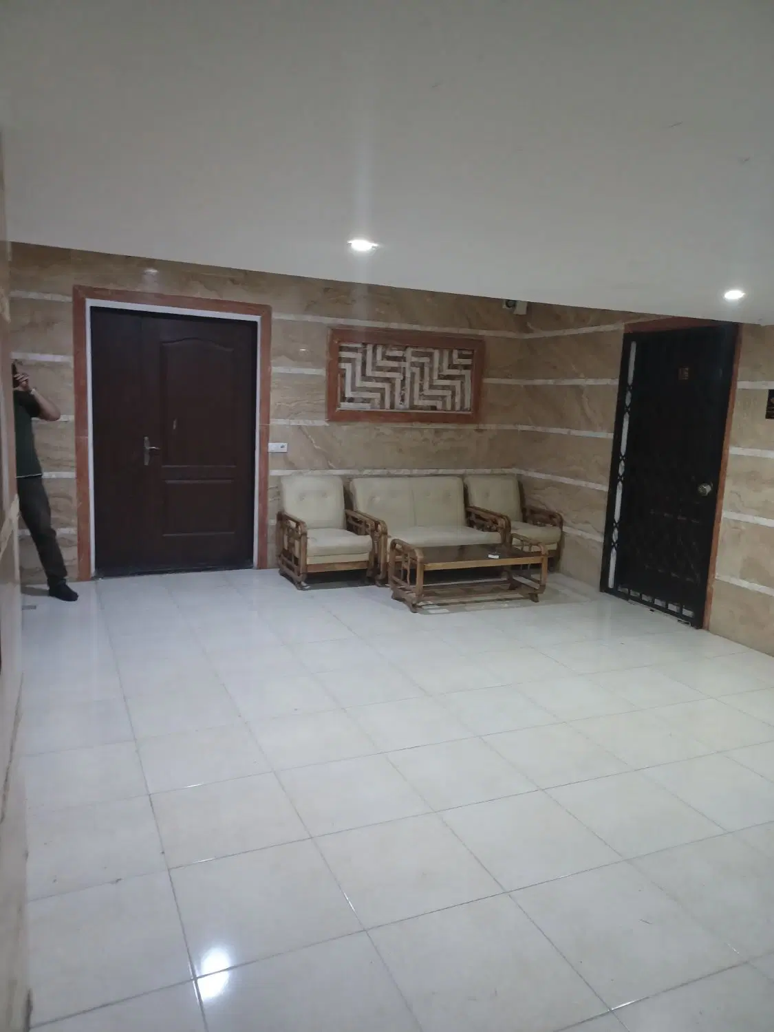 فروش یک واحد آپارتمان مسکونی