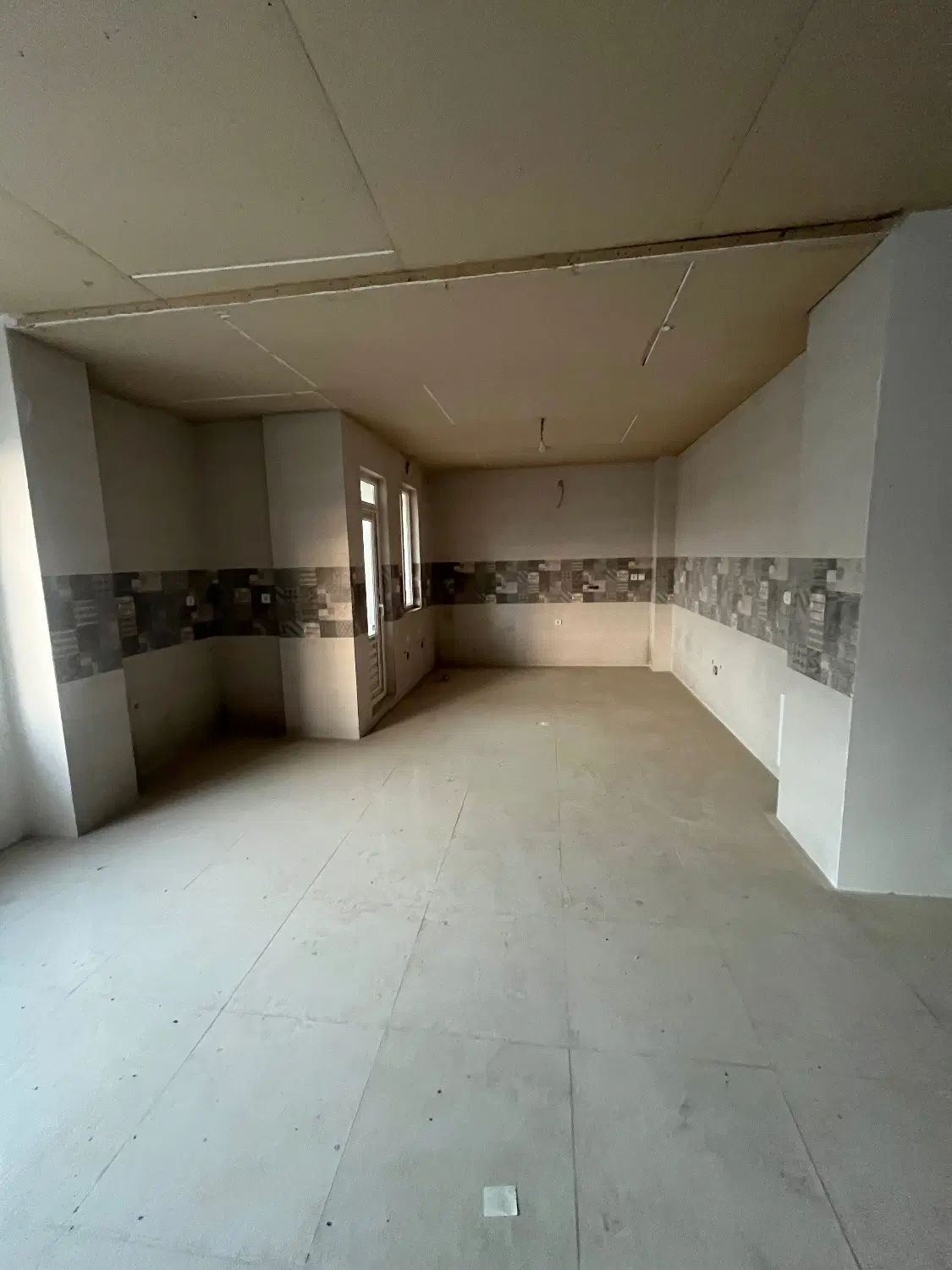 آپارتمان ۱۸۰متری کسری باغچه بان گلهای ۱