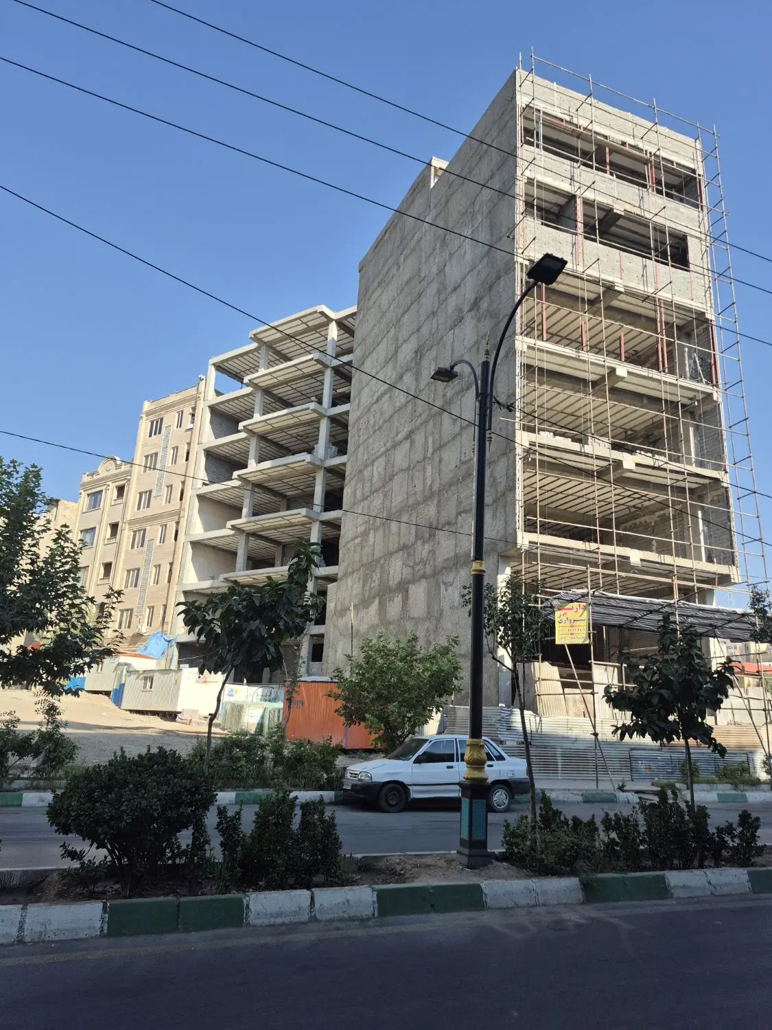 ۲۰۰ متر زمین تجاری در بهترین لوکیشن منطقه