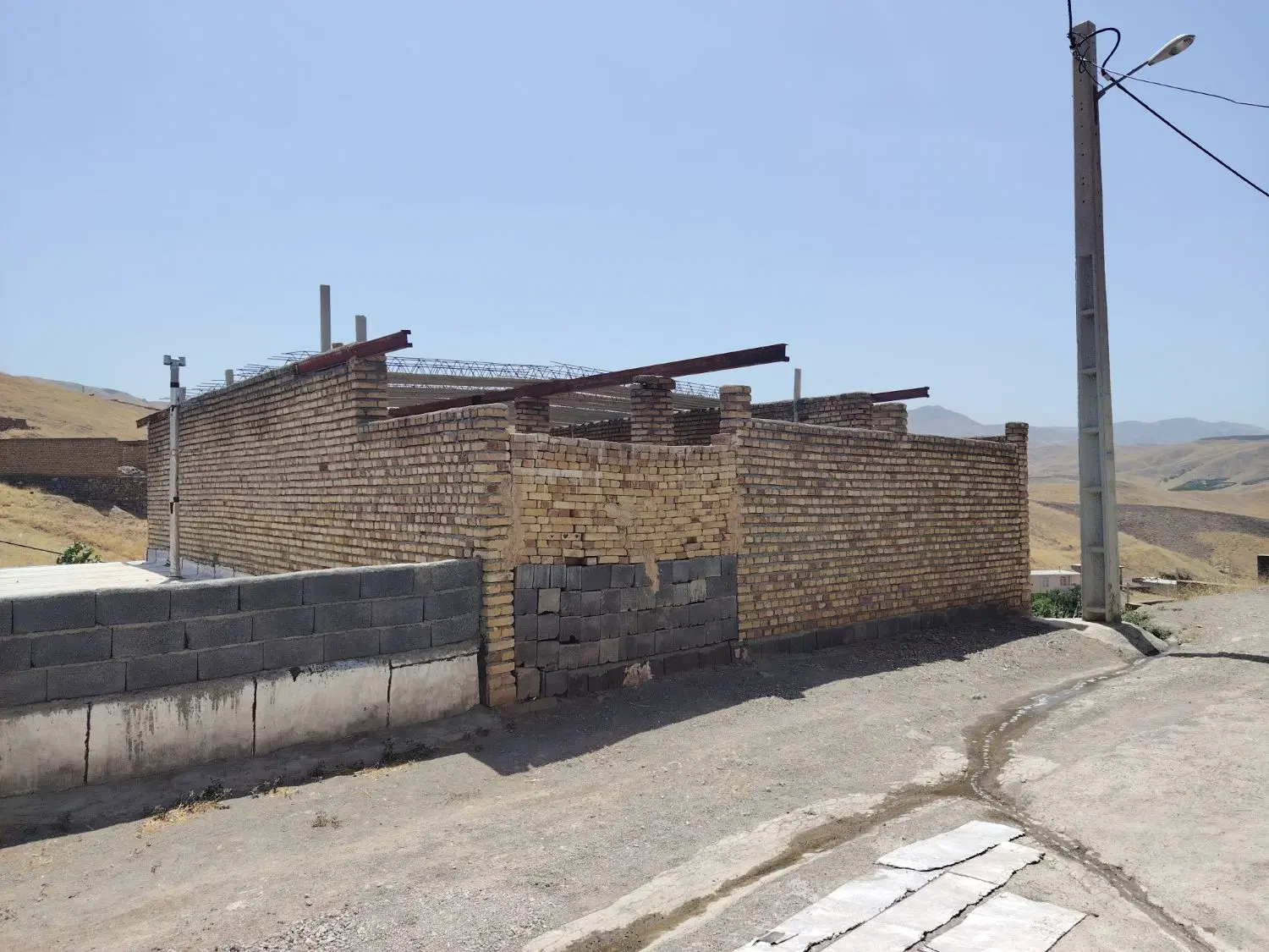 خانه ومغازه نیمه کاره برای سکونت یاسرمایه گذاری