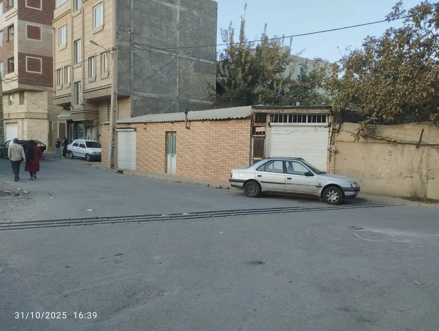 200متر با 300متر حیاط دو واحد
