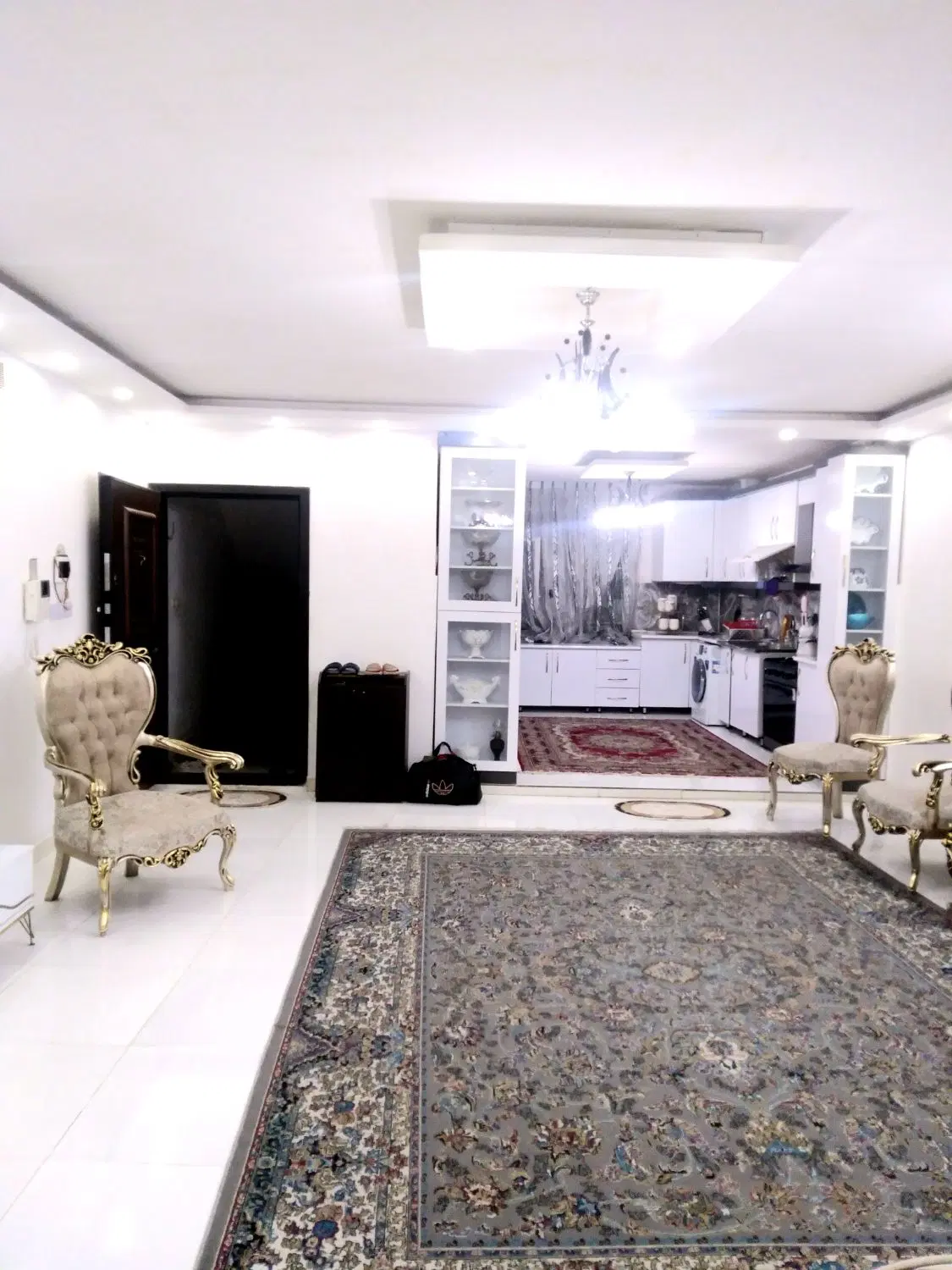 آپارتمان.100متر.طبقه دوم روی همکف
