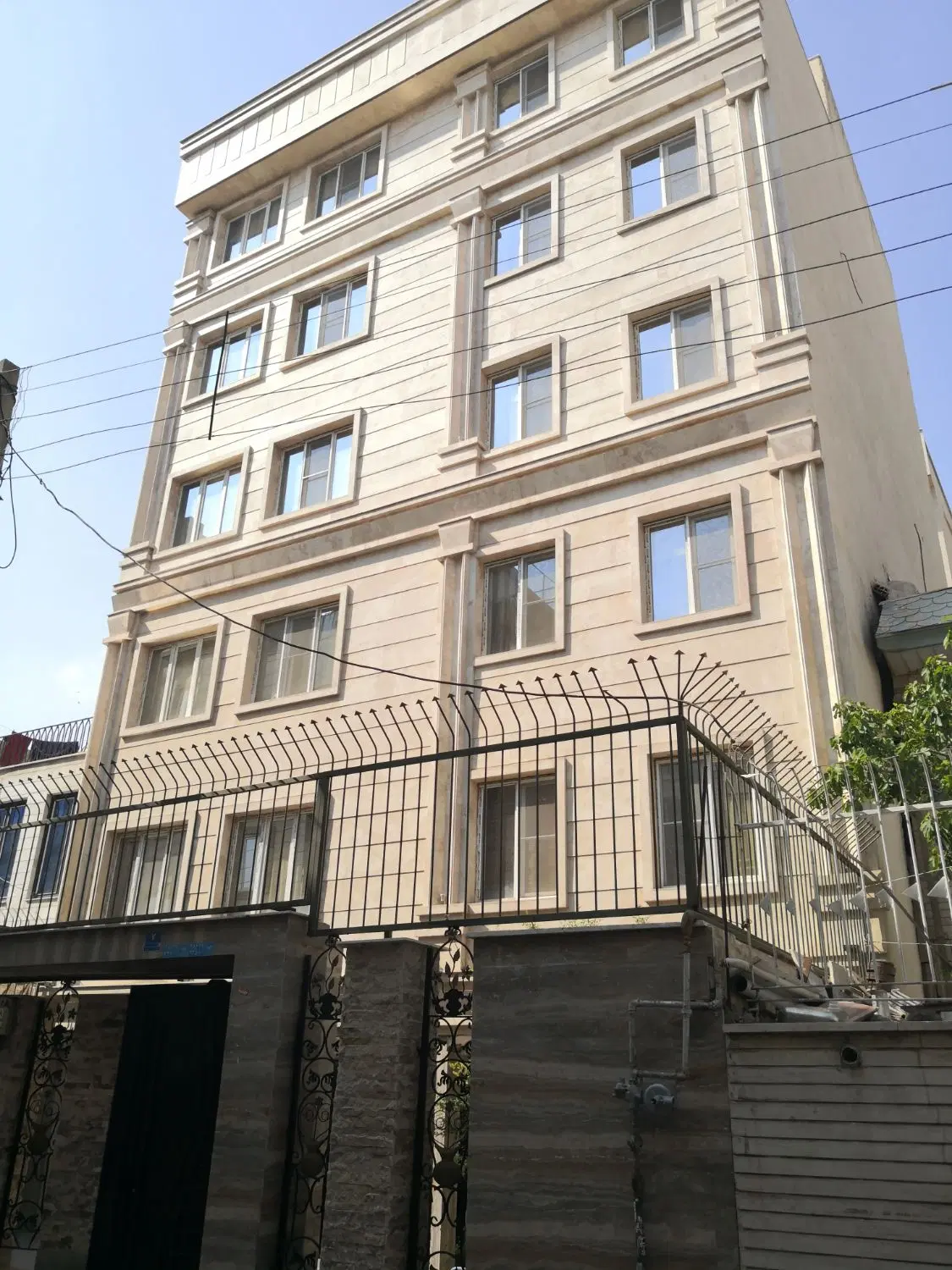 اپارتمان تک واحدی لوکیشن تاپ