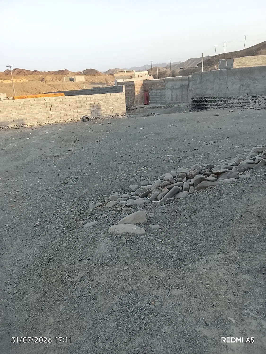 زمین فروشی در سرباز  حیط کارگاه