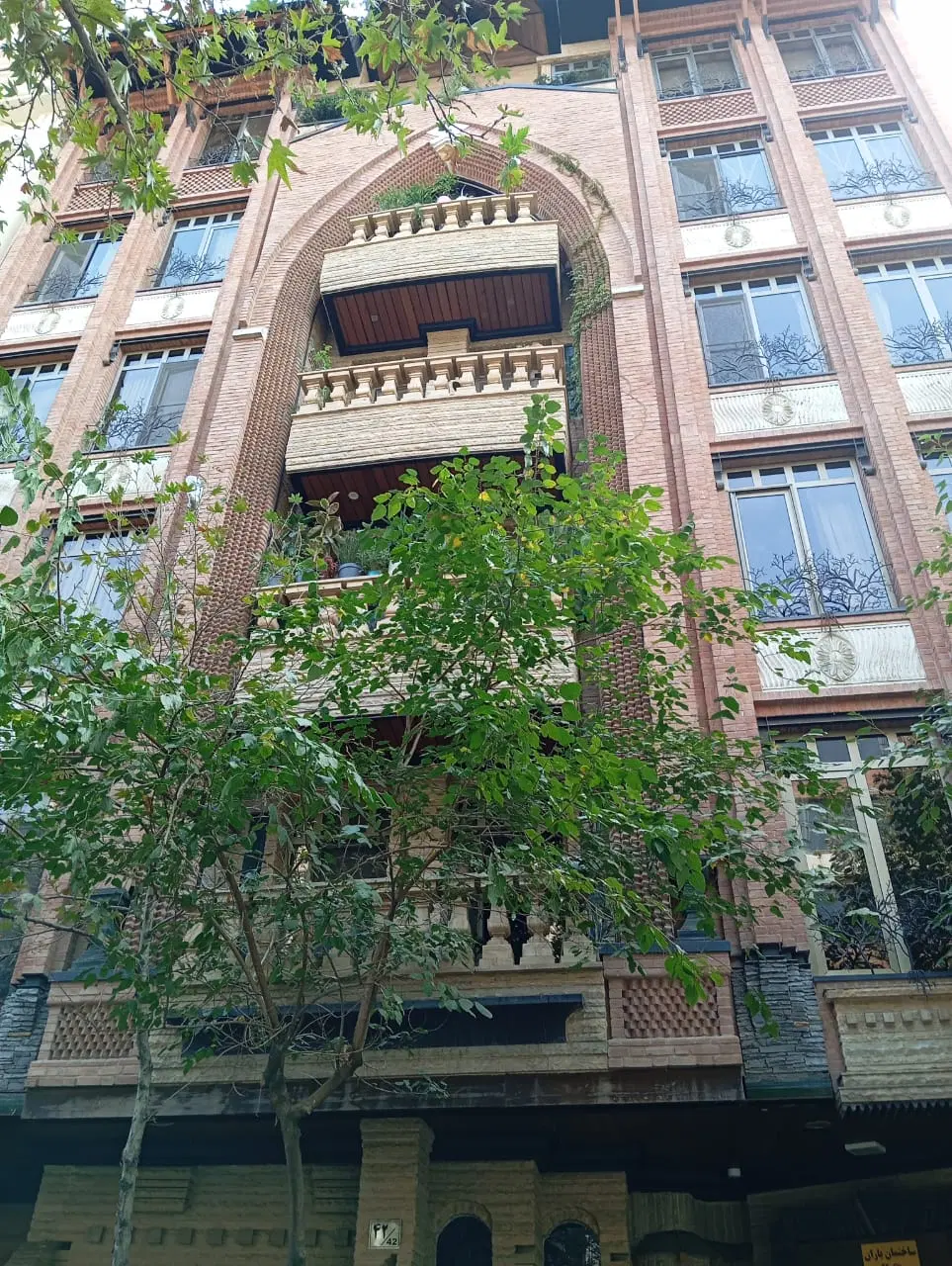 ۱۳۰ متر ۳خوابه_  اکازیون _ تراس _ ۸ساله_ ۲جهت نور