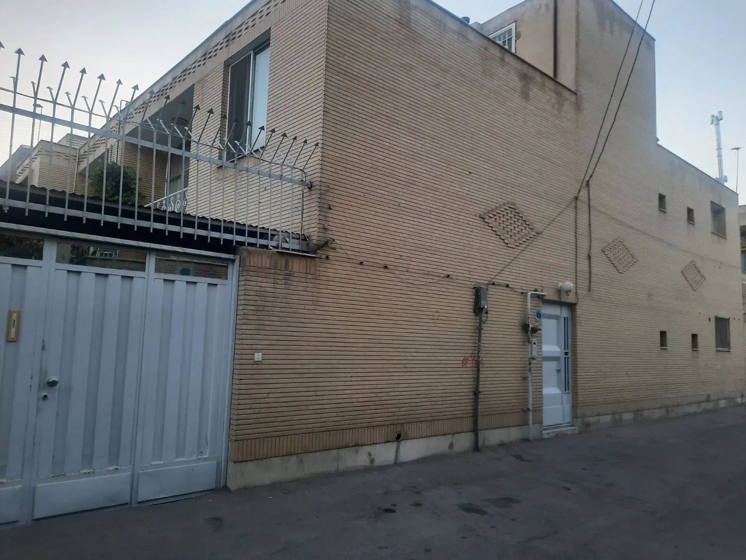 دو طبقه دربستی