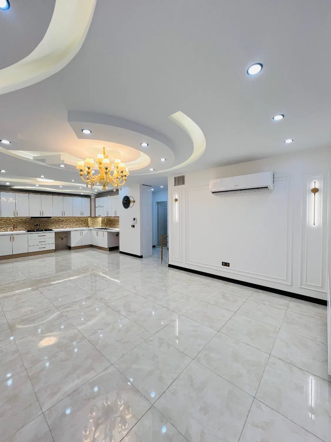 ۸۳متر(سندتکبرگ)پارکینگ+آسانسور+روبه نما