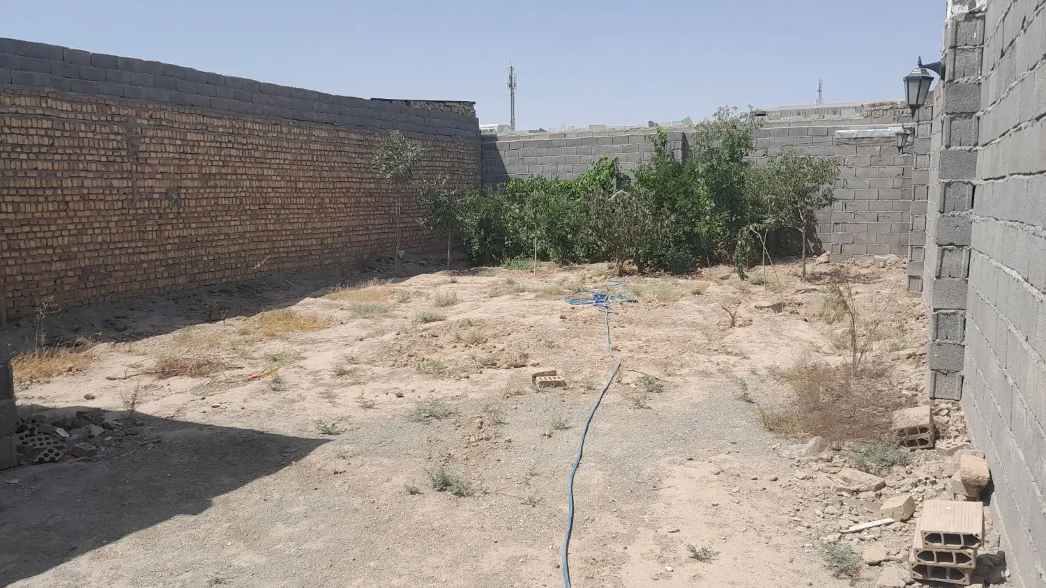 چاردیواری با اتاق و آب و برق